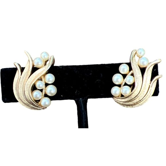 Crown Trifari Vintage Brushed Gold Tone Leaf Motif Clip-on Earrings Faux Pearls - Picture 2 of 11